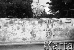 Sierpień 1980, Gdańsk, Polska.
Strajk w Stoczni Gdańskiej im. Lenina. Napis na murze stoczni o treści: 