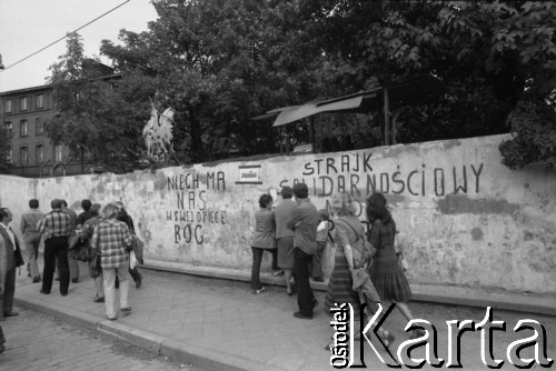 Sierpień 1980, Gdańsk, Polska.
Strajk w Stoczni Gdańskiej im. Lenina. Przechodnie przy murze stoczni, na którym widnieją napisy m.in. 
