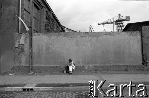 Sierpień 1980, Gdańsk, Polska.
Strajk w Stoczni Gdańskiej im. Lenina. Kobieta siedzi pod murem stoczni.
Fot. Witold Górka, zbiory Ośrodka KARTA