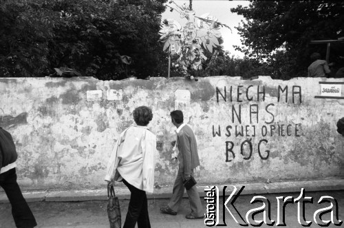 Sierpień 1980, Gdańsk, Polska.
Strajk w Stoczni Gdańskiej im. Lenina. Przechodnie przy murze otaczającym stocznię, na którym widnieje napis: 