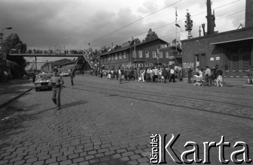 Sierpień 1980, Gdańsk, Polska.
Strajk w Stoczni Gdańskiej im. Lenina. Tłum gromadzący się przy bramie stoczni.
Fot. Witold Górka, zbiory Ośrodka KARTA