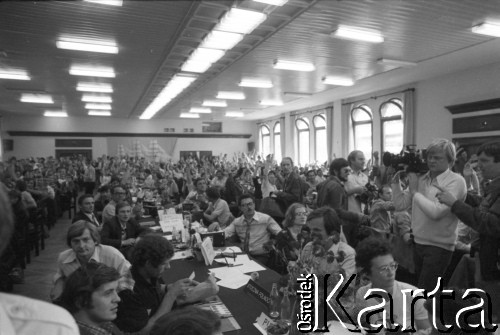 Sierpień 1980, Gdańsk, Polska.
Strajk w Stoczni Gdańskiej im. Lenina. Sala BHP, obrady Międzyzakładowego Komitetu Strajkowego.
Fot. Witold Górka, zbiory Ośrodka KARTA