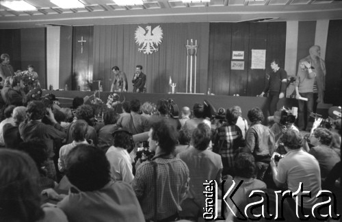 Sierpień 1980, Gdańsk, Polska.
Strajk w Stoczni Gdańskiej im. Lenina. Obrady Międzyzakładowego Komitetu Strajkowego, za stołem prezydialnym z mikrofonem Lech Wałęsa.
Fot. Witold Górka, zbiory Ośrodka KARTA