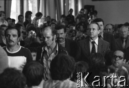 31.08.1980, Gdańsk, Polska.
Strajk w Stoczni Gdańskiej im. Lenina. Do sali BHP wchodzą: wicepremier Mieczysław Jagielski (z prawej) oraz Lech Wałęsa (w środku).
Fot. Witold Górka, zbiory Ośrodka KARTA