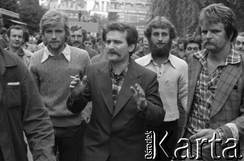 31.08.1980, Gdańsk, Polska.
Strajk w Stoczni Gdańskiej im. Lenina. Lech Wałęsa w otoczeniu stoczniowców w dniu podpisania porozumienia między komisją rządową a Międzyzakładowym Komitetem Strajkowym.
Fot. Witold Górka, zbiory Ośrodka KARTA