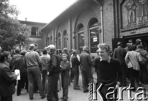 Sierpień 1980, Gdańsk, Polska.
Strajk w Stoczni Gdańskiej im. Lenina. Strajkujący przed salą BHP.
Fot. Witold Górka, zbiory Ośrodka KARTA