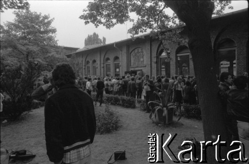 Sierpień 1980, Gdańsk, Polska.
Strajk w Stoczni Gdańskiej im. Lenina. Strajkujący stoczniowcy zgromadzeni pod salą BHP.
Fot. Witold Górka, zbiory Ośrodka KARTA