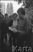 Sierpień 1980, Gdańsk, Polska.
Strajk w Stoczni Gdańskiej im. Lenina. Mężczyzna rozdaje 