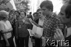 Sierpień 1980, Gdańsk, Polska.
Strajk w Stoczni Gdańskiej im. Lenina. Mężczyzna rozdaje 