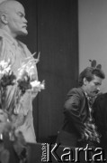 Sierpień 1980, Gdańsk, Polska.
Strajk w Stoczni Gdańskiej im. Lenina. Lech Wałęsa w sali BHP, za nim rzeźba Włodzimierza Lenina.
Fot. Witold Górka, zbiory Ośrodka KARTA