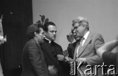 Sierpień 1980, Gdańsk, Polska.
Strajk w Stoczni Gdańskiej im. Lenina. Od lewej stoją: Lech Wałęsa, ks. Henryk Jankowski, NN, Romuald Kukułowicz.
Fot. Witold Górka, zbiory Ośrodka KARTA