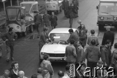 Sierpień 1980, Gdańsk, Polska.
Strajk w Stoczni Gdańskiej im. Lenina. Dwaj robotnicy ozdabiają samochód kwiatami. Na oknie samochodu kartka o treści: 