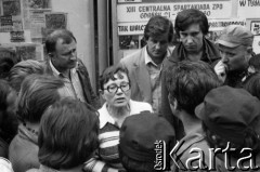 Sierpień 1980, Gdańsk, Polska.
Strajk w Stoczni Gdańskiej im. Lenina. Anna Walentynowicz rozmawia ze strajkującymi stoczniowcami.
Fot. Witold Górka, zbiory Ośrodka KARTA