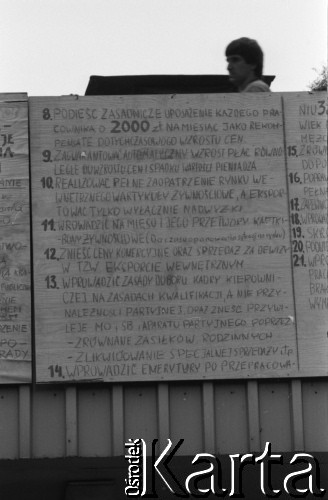 Sierpień 1980, Gdańsk, Polska.
Strajk w Stoczni Gdańskiej im. Lenina. Tablica z postulatami Międzyzakładowego Komitetu Strajkowego zawieszona na budynku stoczni.
Fot. Witold Górka, zbiory Ośrodka KARTA