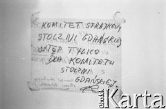 Sierpień 1980, Gdańsk, Polska.
Strajk w Stoczni Gdańskiej im. Lenina. Na drzwiach kartka z napisem 