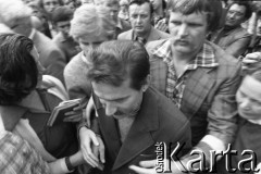 Sierpień 1980, Gdańsk, Polska.
Strajk w Stoczni Gdańskiej im. Lenina. Lech Wałęsa w otoczeniu strajkujących.
Fot. Witold Górka, zbiory Ośrodka KARTA