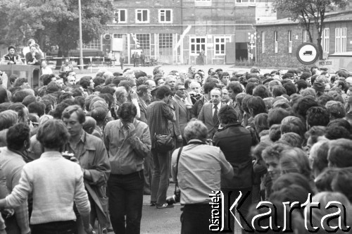 Sierpień 1980, Gdańsk, Polska.
Strajk w Stoczni Gdańskiej im. Lenina. Delegacja rządowa wśród robotników, prawdopodobnie w drodze do sali BHP.
Fot. Witold Górka, zbiory Ośrodka KARTA