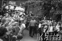 Sierpień 1980, Gdańsk, Polska.
Strajk w Stoczni Gdańskiej im. Lenina. Strajkujący oraz fotoreporterzy zgromadzeni pod salą BHP, prawdopodobnie w oczekiwaniu na delegację rządową.
Fot. Witold Górka, zbiory Ośrodka KARTA