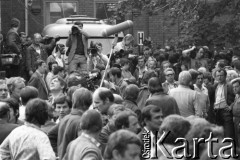 Sierpień 1980, Gdańsk, Polska.
Strajk w Stoczni Gdańskiej im. Lenina. Fotoreporterzy zebrani przed budynkiem sali BHP, prawdopodobnie przed przybyciem delegacji rządowej.
Fot. Witold Górka, zbiory Ośrodka KARTA