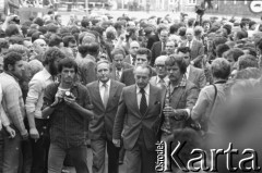 31.08.1980, Gdańsk, Polska.
Strajk w Stoczni Gdańskiej im. Lenina. Strajkujący prowadzą delegację rządową prawdopodobnie do sali BHP. W środku idzie wicepremier Mieczysław Jagielski, z lewej wojewoda gdański Jerzy Kołodziejski, za M. Jagielskim przewodniczący Wojewódzkiej Rady Narodowej w Gdańsku Tadeusz Fiszbach.
Fot. Witold Górka, zbiory Ośrodka KARTA