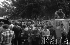 Sierpień 1980, Gdańsk, Polska.
Strajk w Stoczni Gdańskiej im. Lenina. Strajkujący robotnicy siedzą na wózku.
Fot. Witold Górka, zbiory Ośrodka KARTA