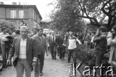 Sierpień 1980, Gdańsk, Polska.
Strajk w Stoczni Gdańskiej im. Lenina. Lech Wałęsa i wicepremier Mieczysław Jagielski opuszczają salę BHP.
Fot. Witold Górka, zbiory Ośrodka KARTA