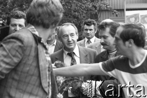 Sierpień 1980, Gdańsk, Polska.
Strajk w Stoczni Gdańskiej im. Lenina. W środku wicepremier Mieczysław Jagielski i Lech Wałęsa.
Fot. Witold Górka, zbiory Ośrodka KARTA