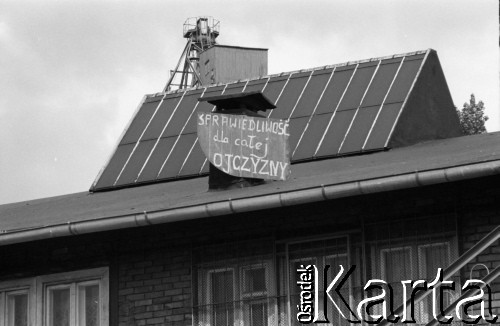 Sierpień 1980, Gdańsk, Polska.
Strajk w Stoczni Gdańskiej im. Lenina. Na dachu stoczniowego budynku tablica z hasłem: 