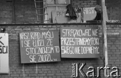 Sierpień 1980, Gdańsk, Polska.
Strajk w Stoczni Gdańskiej im. Lenina. Na murze otaczającym stocznię strajkujący słucha radia, poniżej wiszą tablice z  hasłami: 