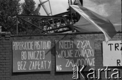 Sierpień 1980, Gdańsk, Polska.
Strajk w Stoczni Gdańskiej im. Lenina. Na murze stoczni wiszą tablice z hasłami: 