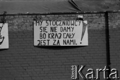 Sierpień 1980, Gdańsk, Polska.
Strajk w Stoczni Gdańskiej im. Lenina. Tablica z hasłem 