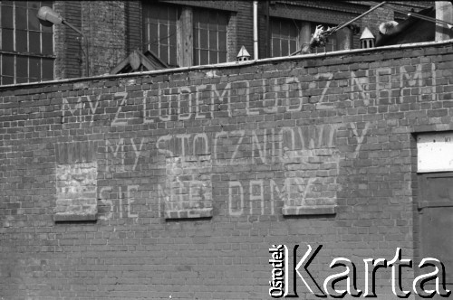 Sierpień 1980, Gdańsk, Polska.
Strajk w Stoczni Gdańskiej im. Lenina. Na murze otaczającym stocznię napisane hasło 