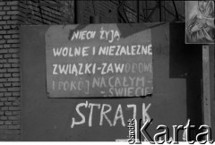 Sierpień 1980, Gdańsk, Polska.
Strajk w Stoczni Gdańskiej im. Lenina. Na murze otaczającym stocznię hasła: 
