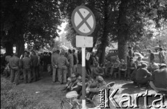 Sierpień 1980, Gdańsk, Polska.
Strajk w Stoczni Gdańskiej im. Lenina. Teren stoczni, strajkujący siedzą na trawie.
Fot. Witold Górka, zbiory Ośrodka KARTA