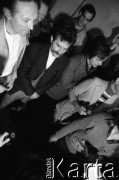 1.09.1980, Gdańsk-Wrzeszcz, Polska.
Lech Wałęsa i Zdzisław Kobylański (1. z lewej) w nowo otrzymanym od władz miasta lokalu przy ulicy Marchlewskiego - siedzibie NSZZ 