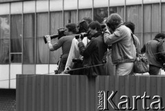 Sierpień 1980, Gdańsk, Polska.
Strajk w Stoczni Gdańskiej im. Lenina. Fotoreporterzy na dachu budynku.
Fot. Witold Górka, zbiory Ośrodka KARTA