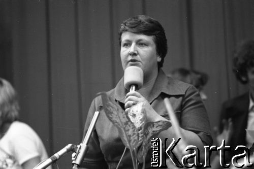 Sierpień 1980, Gdańsk, Polska.
Strajk w Stoczni Gdańskiej im. Lenina. Sala BHP, obrady Międzyzakładowego Komitetu Strajkowego, przemawia Henryka Krzywonos - motornicza, przedstawicielka w MKS Wojewódzkiego Przedsiębiorstwa Komunikacyjnego.
Fot. Witold Górka, zbiory Ośrodka KARTA