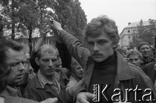 Sierpień 1980, Gdańsk, Polska.
Strajk w Stoczni Gdańskiej im. Lenina. Robotnicy przekazują sobie fotografie.
Fot. Witold Górka, zbiory Ośrodka KARTA