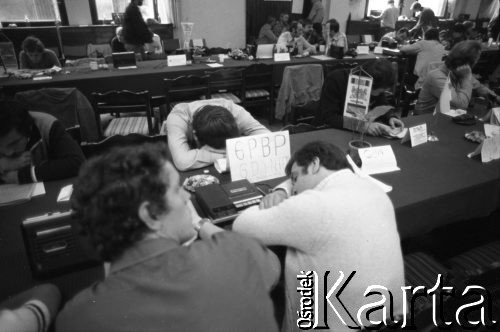 Sierpień 1980, Gdańsk, Polska.
Strajk w Stoczni Gdańskiej im. Lenina. Sala BHP, przerwa w obradach Międzyzakładowego Komitetu Strajkowego. Przy stołach siedzą delegacje zakładów.
Fot. Witold Górka, zbiory Ośrodka KARTA