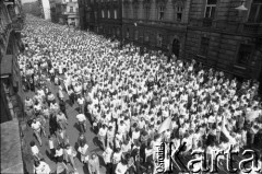 17.05.1981, Kraków, Polska.
Biały Marsz zorganizowany na znak solidarności z rannym w zamachu papieżem Janem Pawłem II. Uczestniczyło w nim ok. 300 tys. ludzi.
Fot. Witold Górka, zbiory Ośrodka KARTA
