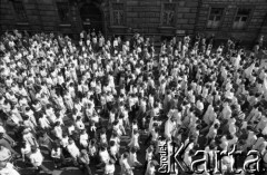17.05.1981, Kraków, Polska.
Biały Marsz zorganizowany na znak solidarności z rannym w zamachu papieżem Janem Pawłem II. Uczestniczyło w nim ok. 300  tys. ludzi.
Fot. Witold Górka, zbiory Ośrodka KARTA