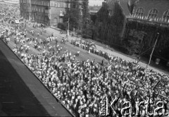 27.06.1981, Poznań, Polska.
Tłum zgromadzony na uroczystości upamiętniającej ofiary Czerwca 1956.
Fot. Witold Górka, zbiory Ośrodka KARTA