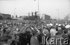 27.06.1981, Poznań, Polska.
Tłum zgromadzony na uroczystości odsłonięcia tablicy pamiątkowej ku czci ofiar Czerwca 1956 przed bramą główną Zakładów Przemysłu Metalowego im. Hipolita Cegielskiego.
Fot. Witold Górka, zbiory Ośrodka KARTA