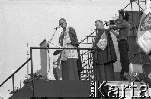 27.06.1981, Poznań, Polska.
Msza święta podczas uroczystości odsłonięcia tablicy pamiątkowej ku czci Ofiar Czerwca 1956 przed Zakładami Przemysłu Metalowego im. Hipolita Cegielskiego. Homilię wygłosił kardynał Franciszek Macharski.
Fot. Witold Górka, zbiory Ośrodka KARTA