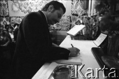 Lipiec 1981, Kraków, Polska.
Lech Wałęsa wpisuje się do księgi pamiątkowej podczas wizyty w mieście.
Fot. Witold Górka, zbiory Ośrodka KARTA