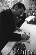 Lipiec 1981, Kraków, Polska.
Lech Wałęsa wpisuje się do księgi pamiątkowej podczas wizyty w mieście.
Fot. Witold Górka, zbiory Ośrodka KARTA