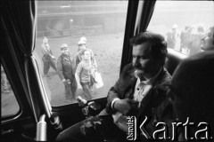 Lipiec 1981, Kraków, Polska.
Lech Wałęsa w autobusie prawdopodobnie po spotkaniu z robotnikami Huty im. Lenina w Nowej Hucie.
Fot. Witold Górka, zbiory Ośrodka KARTA