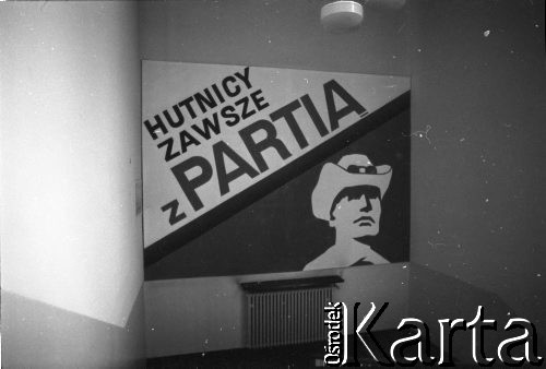 Lipiec 1981, Kraków, Polska.
Plakat propagandowy w budynku Huty im. Lenina w Nowej Hucie.
Fot. Witold Górka, zbiory Ośrodka KARTA