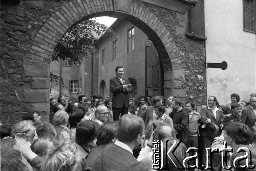 Lipiec 1981, Kraków, Polska.
Lech Wałęsa przemawia do mieszkańców miasta.
Fot. Witold Górka, zbiory Ośrodka KARTA