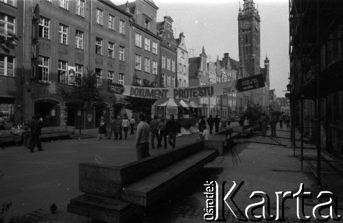 Wrzesień 1981, Gdańsk, Polska.
Transparent zawieszony na ulicy Długiej informujący o projekcji filmów dokumentalnych z cyklu 